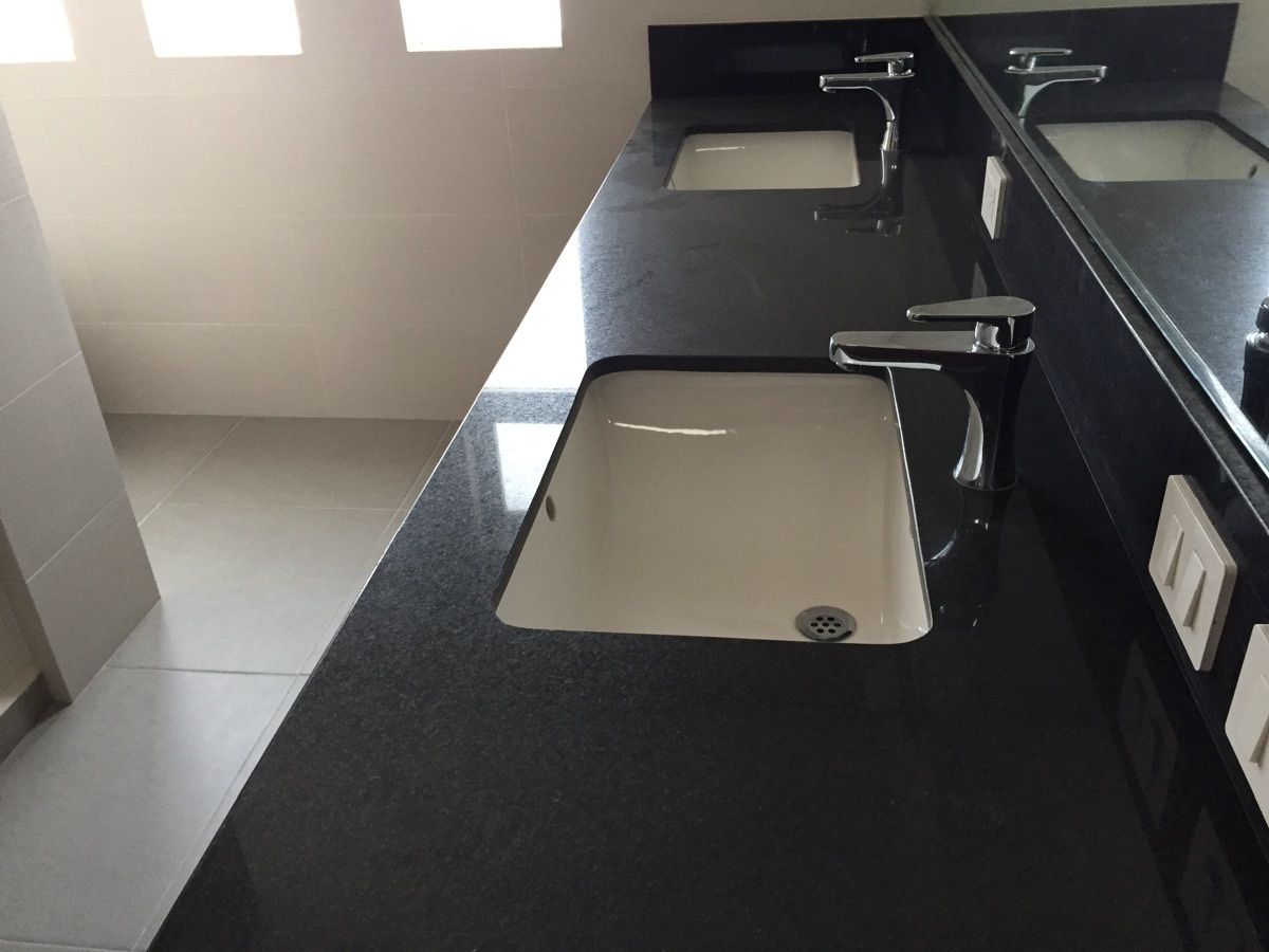 27 de 48: baño con iluminaciòn y ventilaciòn natural