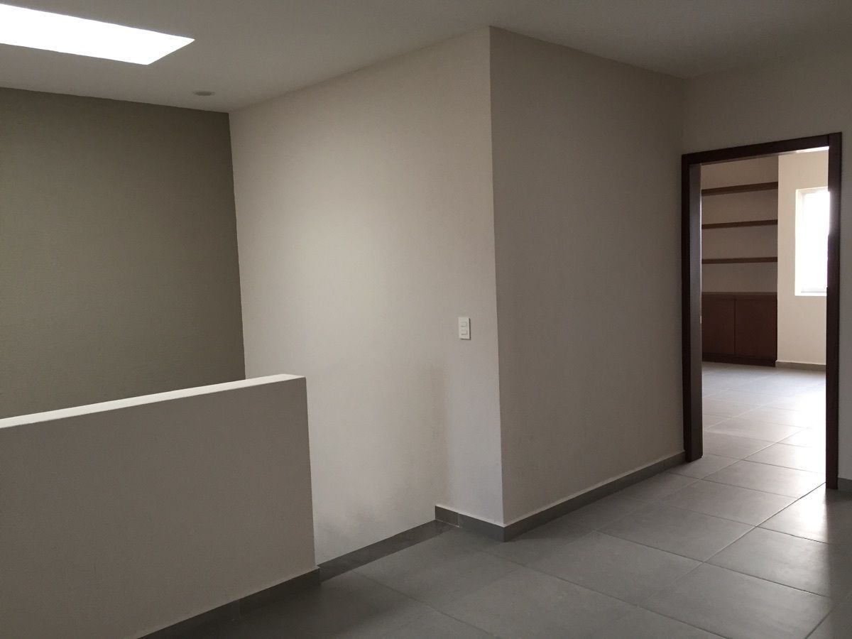 15 de 48: Estar Tv y puerta de recàmara tres.