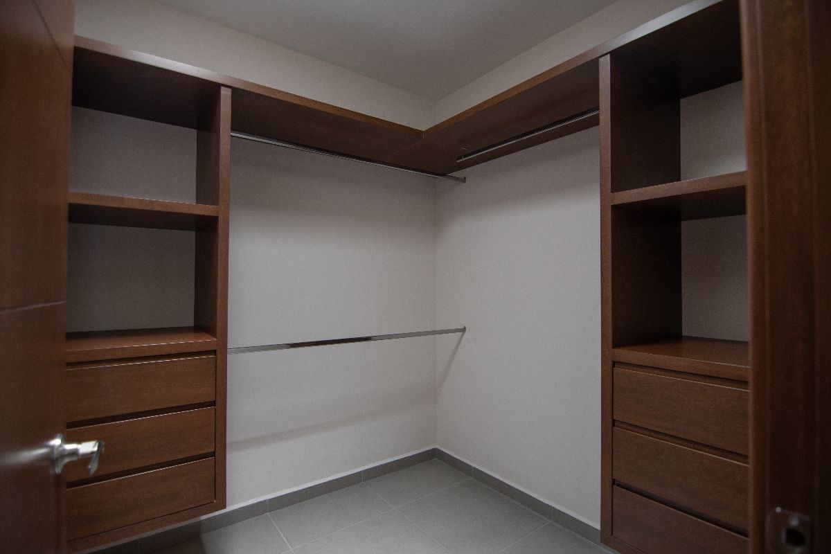 29 de 48: Vestidor recámara principal