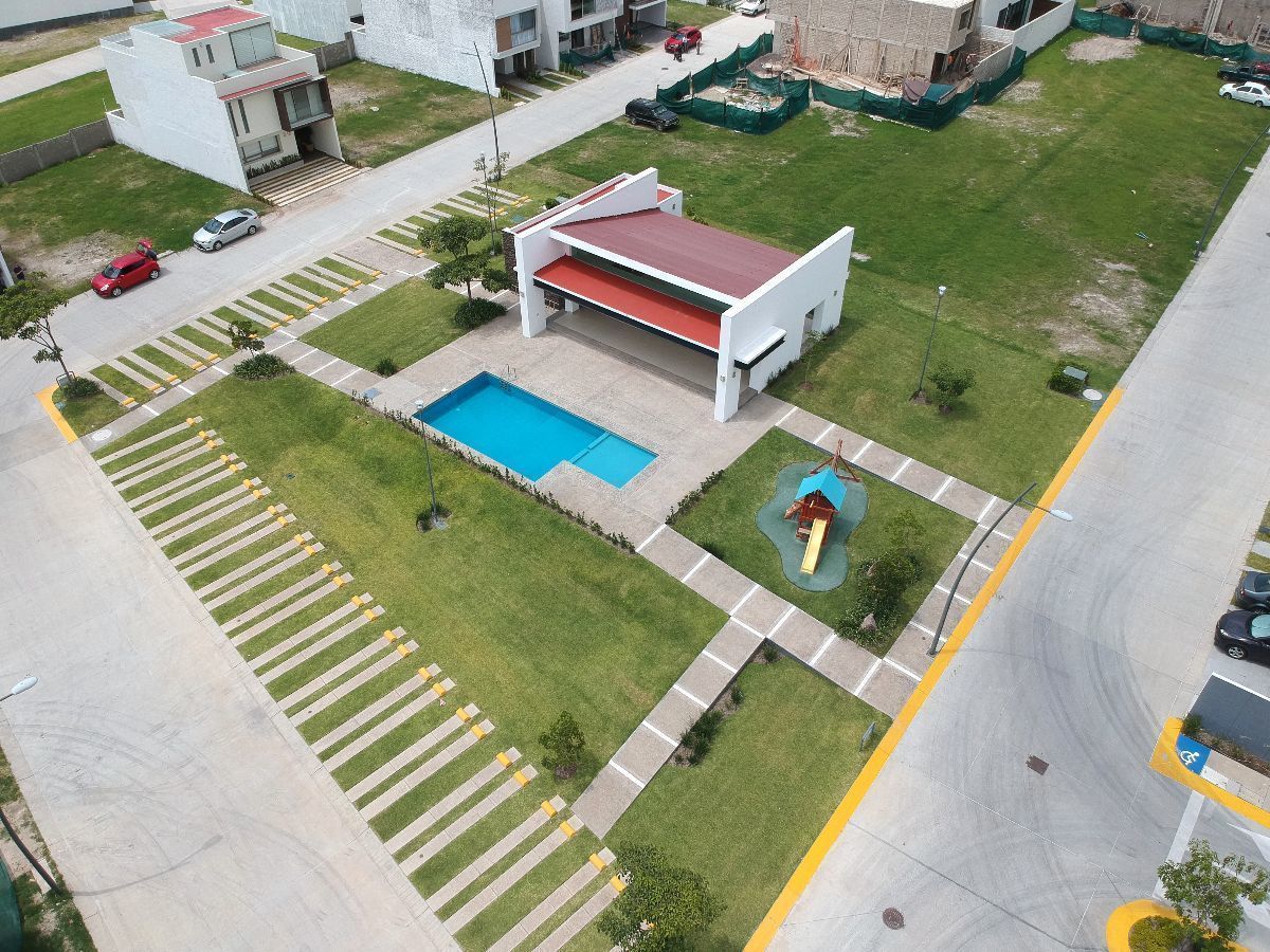 41 de 48: Casa club y alberca