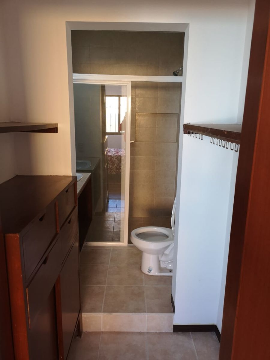 3 of 8: Baños en excelentes condiciones.