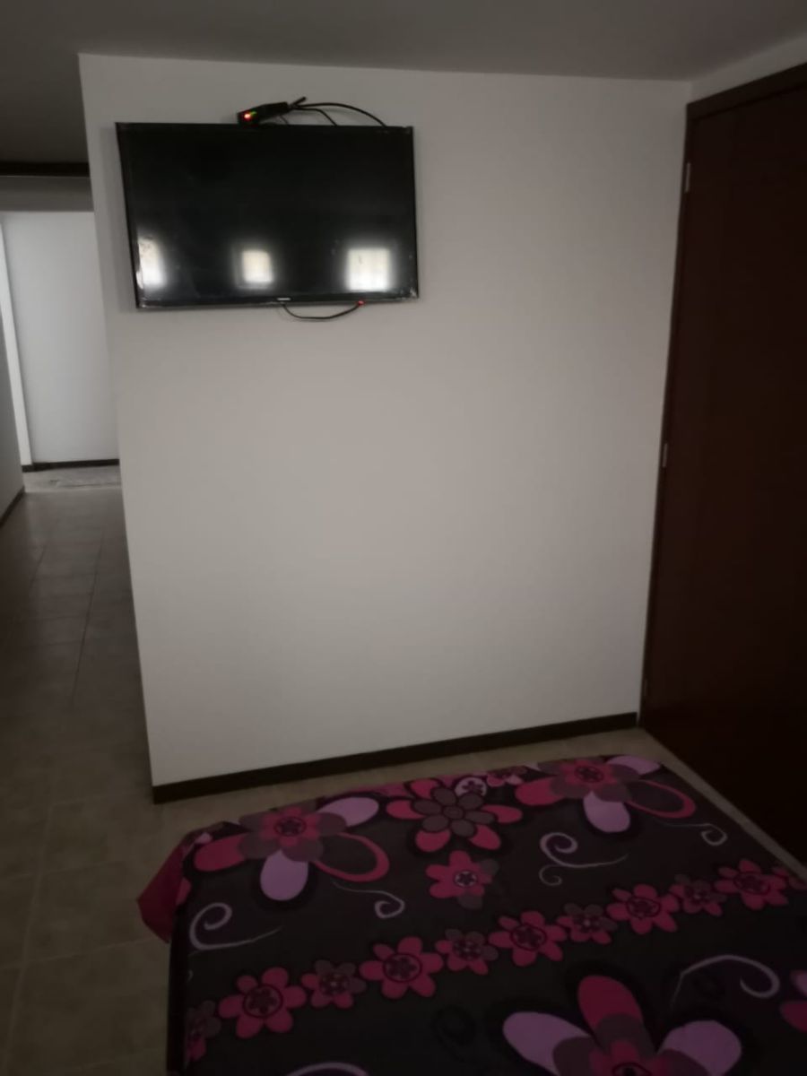 2 of 8: Recamaras con televisión  y cable.