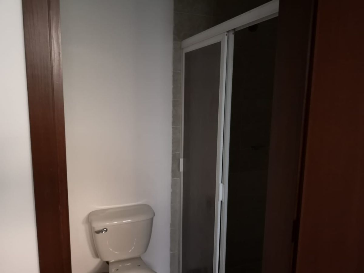 4 of 8: Canceles en el baño.