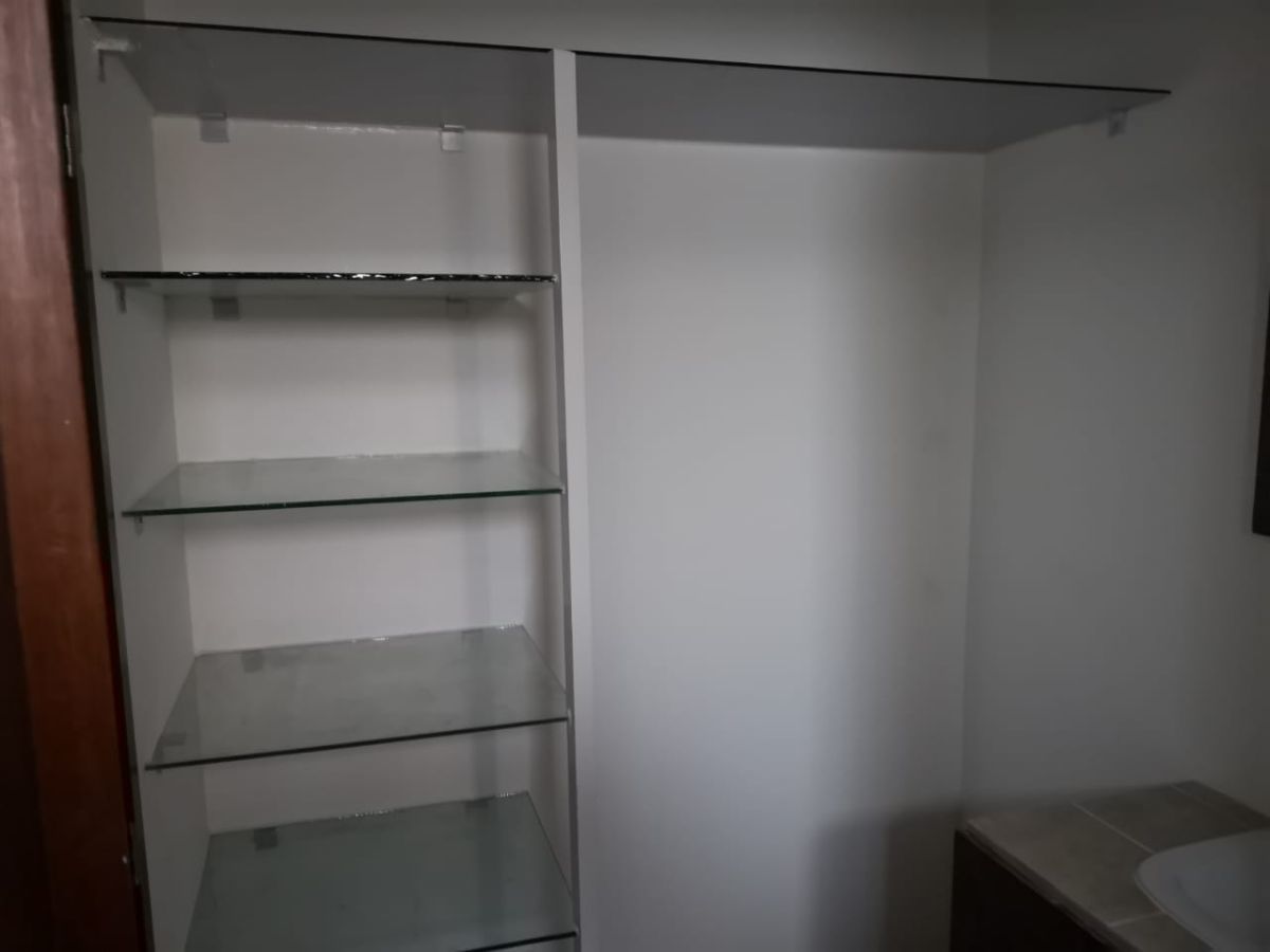 5 of 8: Repisas en recamara.