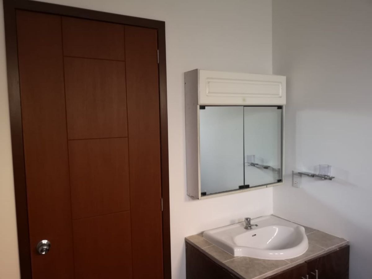 6 of 8: Puertas de acceso a las habitaciones.