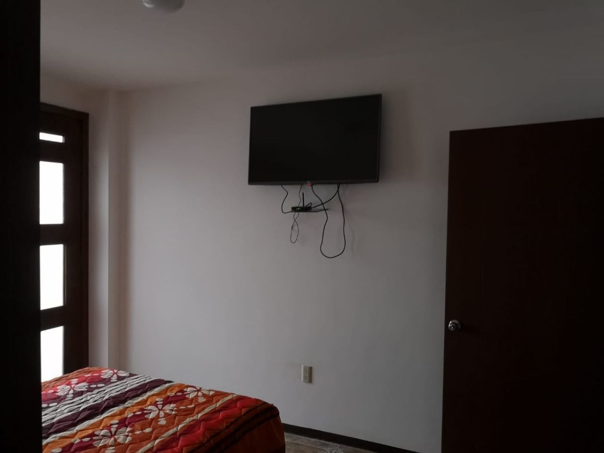 7 of 8: Camas  matrimoniales.