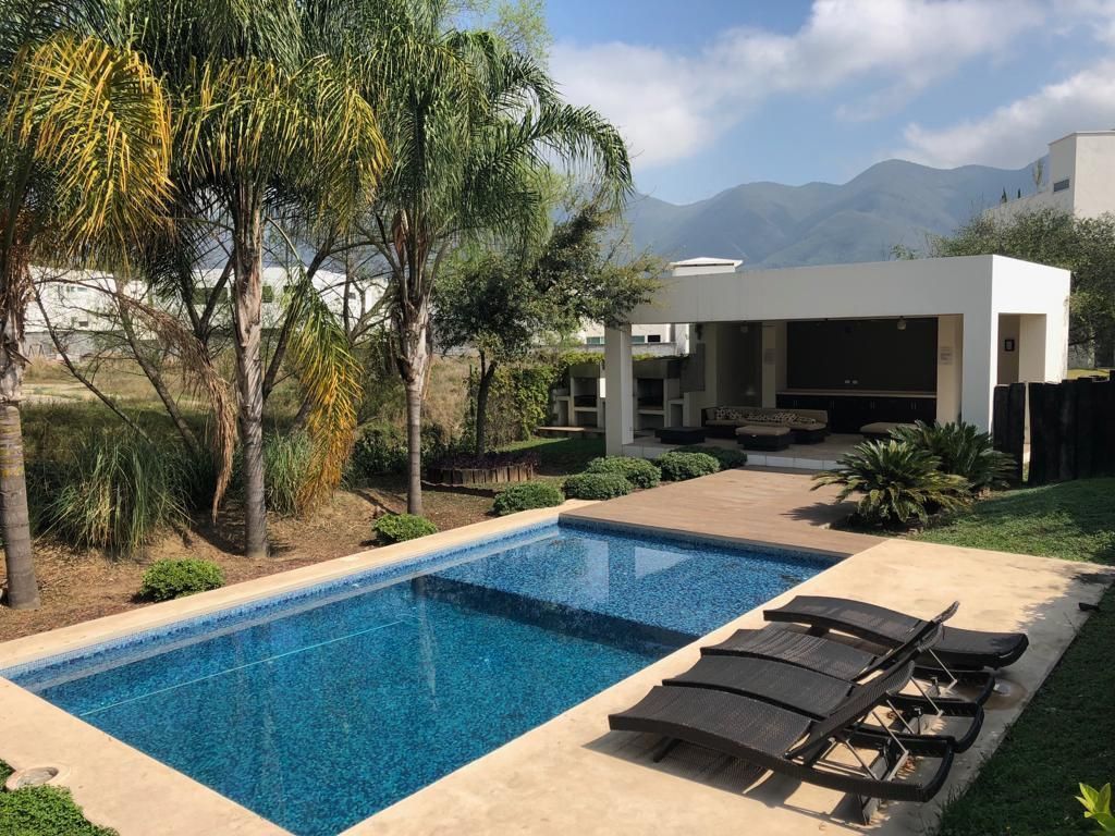 Casa en Venta en Carretera Nacional Residencial Montealban Fracc. con  Alberca | EasyBroker