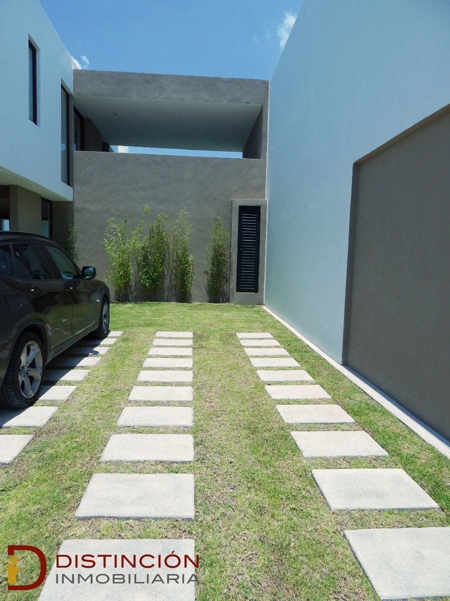 6 de 24: ESTACIONAMIENTO