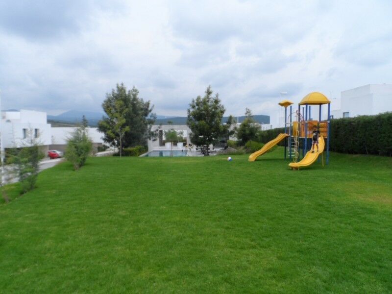 22 de 24: ÁREA DE JUEGOS INFANTILES