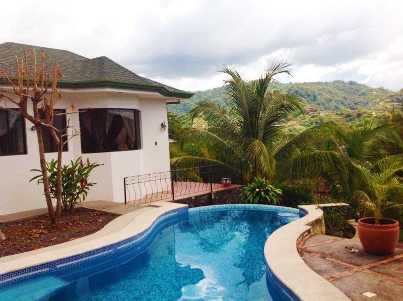 5 de 31: Infinity pool with built in pergola and deck area