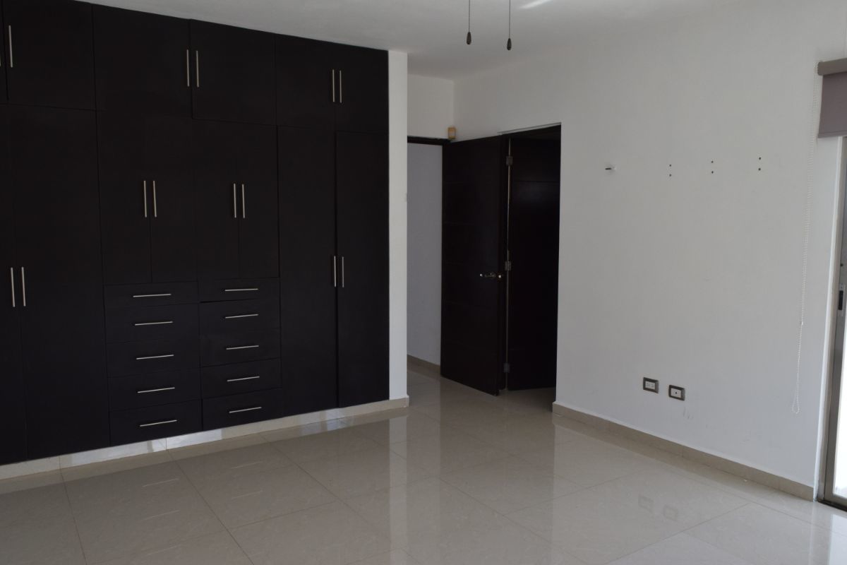 7 de 9: Recamaras amplias vestidas con closets