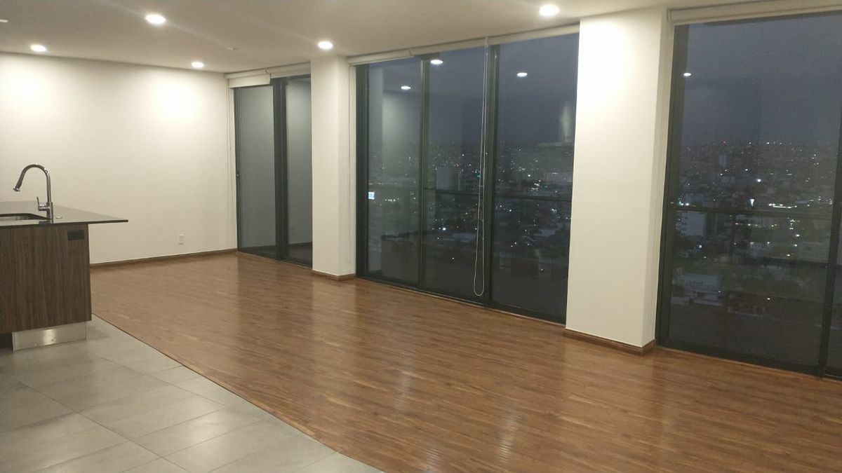 9 of 21: Sala/comedor con hermosa vista a la ciudad