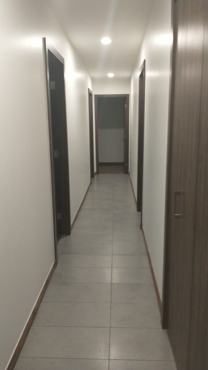 14 of 21: Pasillo hacia recámaras