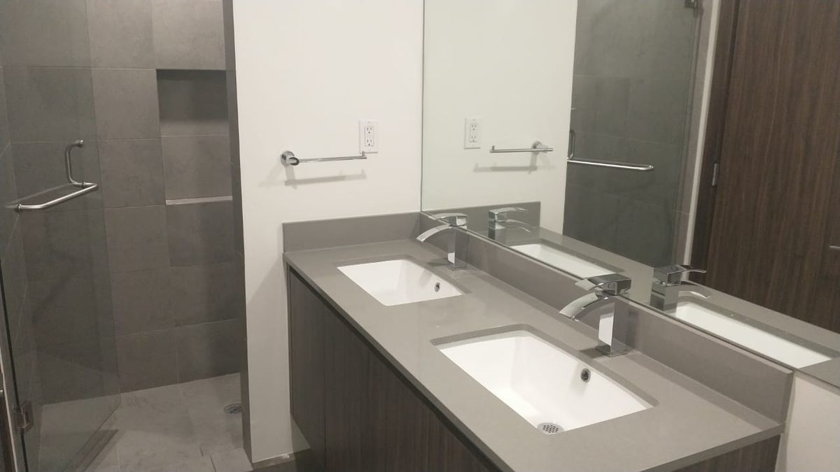 16 of 21: Baño completo para recámaras secundarias