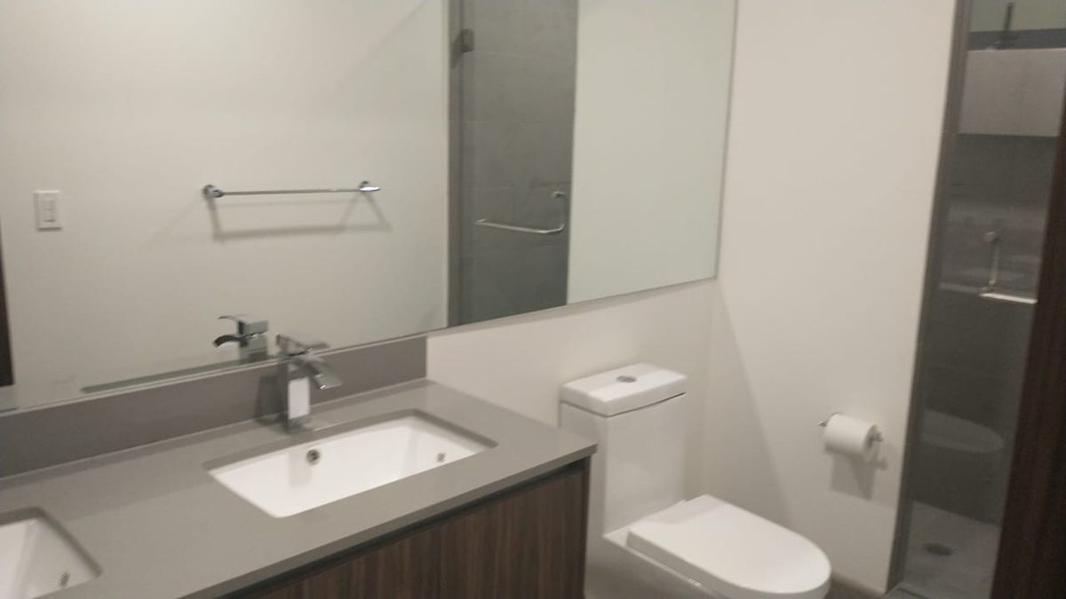 21 of 21: Baño completo recámara principal