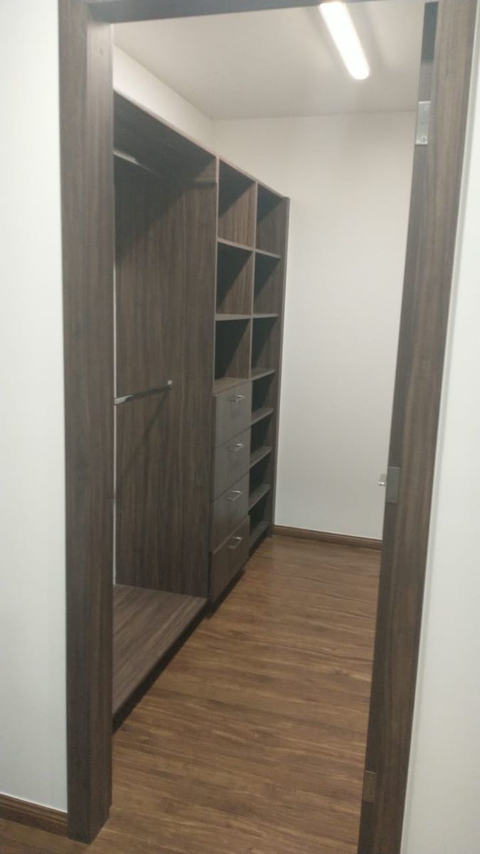 20 of 21: Walk in closet recámara principal