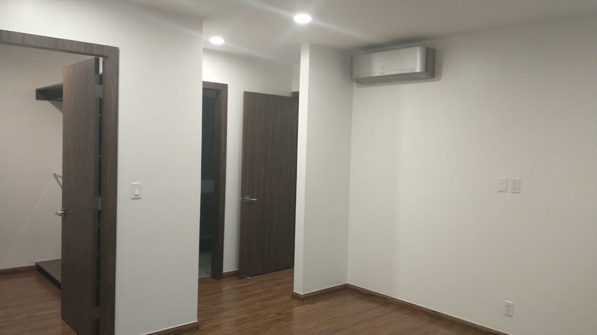 18 of 21: Recámara principal con walk in closet y baño completo